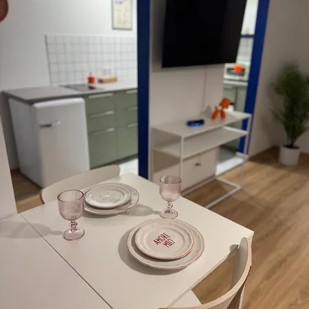 דירה Vibrantapt - Ruhig & Modern - 15 Min Ins Zentrum - Kueche - Privatparkplatz - Schnelles Wlan - Terrasse